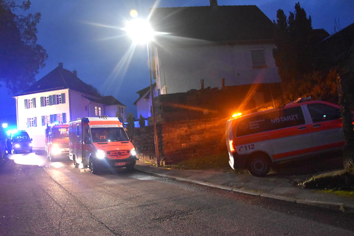 Wenn in der Leitstelle ein Notfall eingeht – wie hier bei einem Wohnhausbrand in Neckarelz im Januar – gilt es für die Einsatzkräfte der Rettungsdienste, so schnell wie möglich vor Ort zu kommen. 