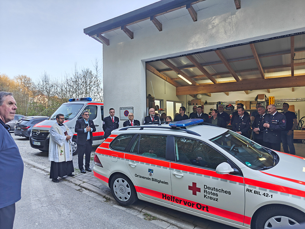 Das neue Fahrzeug vor der der Garage