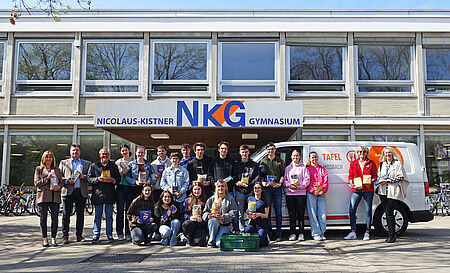 Schüler und Lehrkräfte vor dem Kistner-Gymnasium
