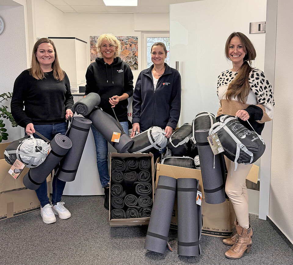 ladies_schlafsackspende_wohnsitzlose2025.jpg Vier Frauen mit Schlafsäcken und Decken