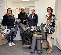 Vier Frauen mit Schlafsäcken und Decken