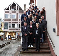 Personen auf der Rathaustreppe in Mosbach