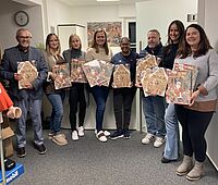 Frauen und Männer mit Adventskalender