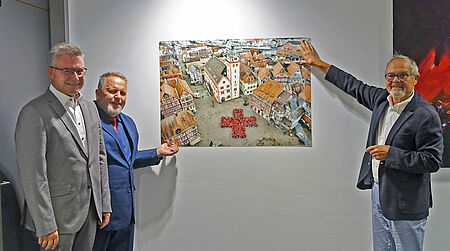 Drei Personen, Wandbild des Mosbacher Marktplatzes
