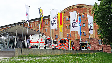 Alte Mälzerei Mosbach mit DRK Fahnen