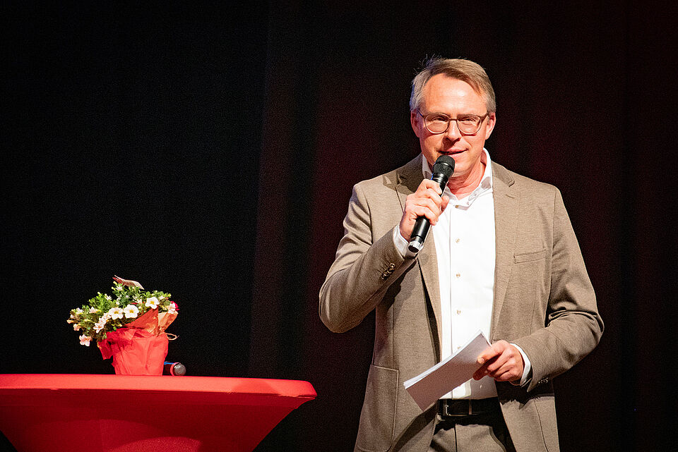 Moderator Dr. Alexander Dambach begrüßt die Gäste. (Bild: Ben Schibor)