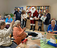 Personen im Seniorenheim, Geschenkpakete