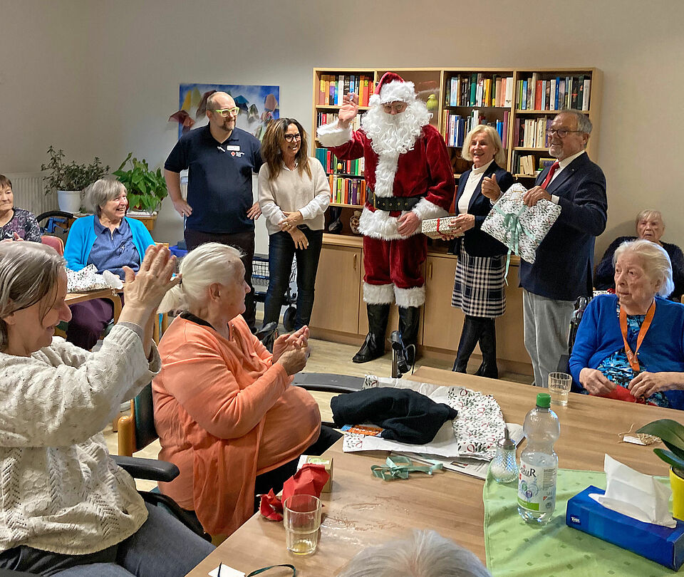 mpdv2.jpg Personen im Seniorenheim, Geschenkpakete