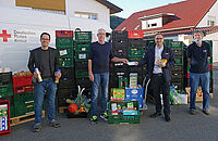 Erntedankgaben füllen die Tafel-Regale