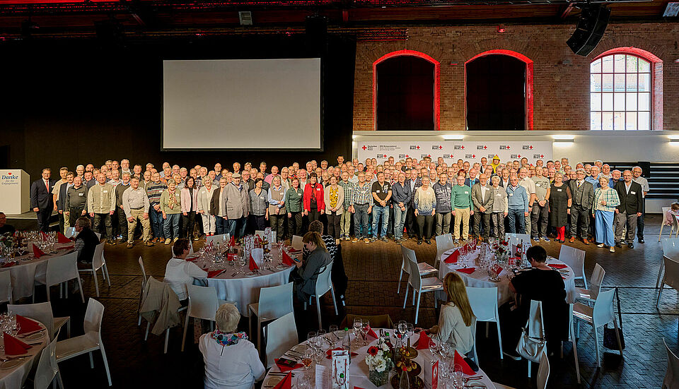 DRK_Spenderehrung Stuttgart 2025 Gruppenfoto Gruppenfoto mit über 170 Personen, die geehrt wurden