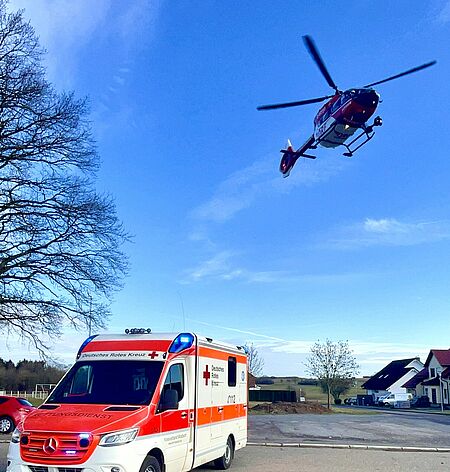 Rettungshubschrauber und Rettungswagen (Bild: Dr. Harald Genzwürker)