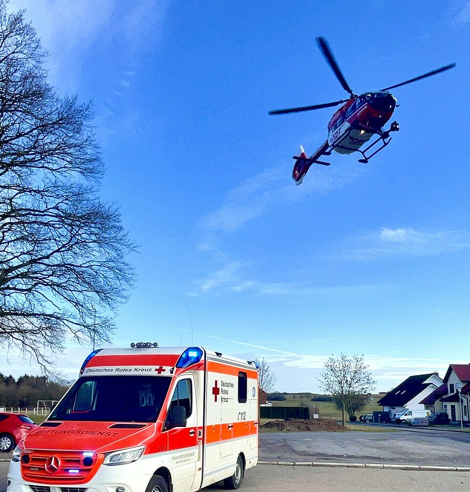 Rettungshubschrauber und Rettungswagen (Bild: Dr. Harald Genzwürker)