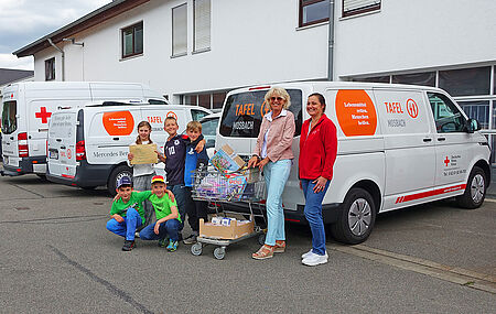 Kinder vor dem Tafelfahrzeug