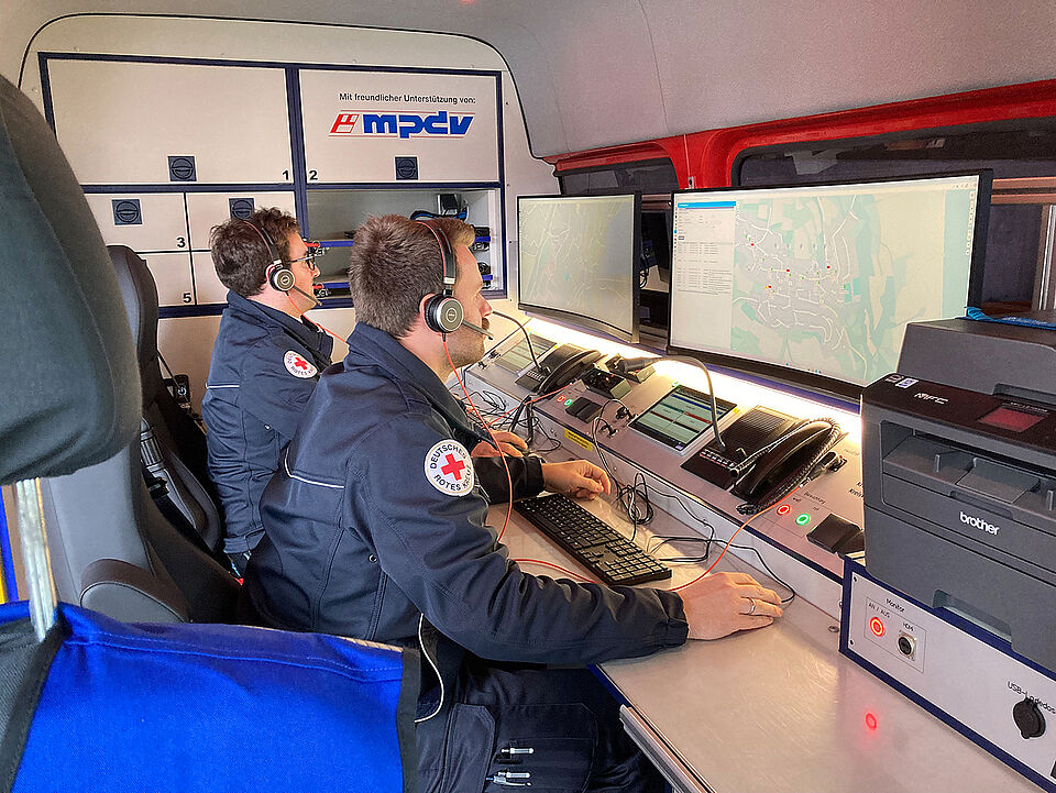 ELW2025Innen_hp.jpg 2 Männer im Einsatzleitwagen