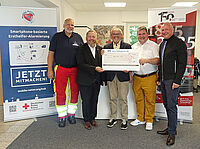 Übergabe eines symbolischen Schecks über 1500 Euro