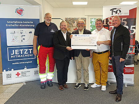 Übergabe eines symbolischen Schecks über 1500 Euro