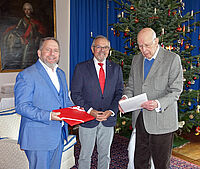 Prinz Ludwig von Baden erhält eine Urkunde