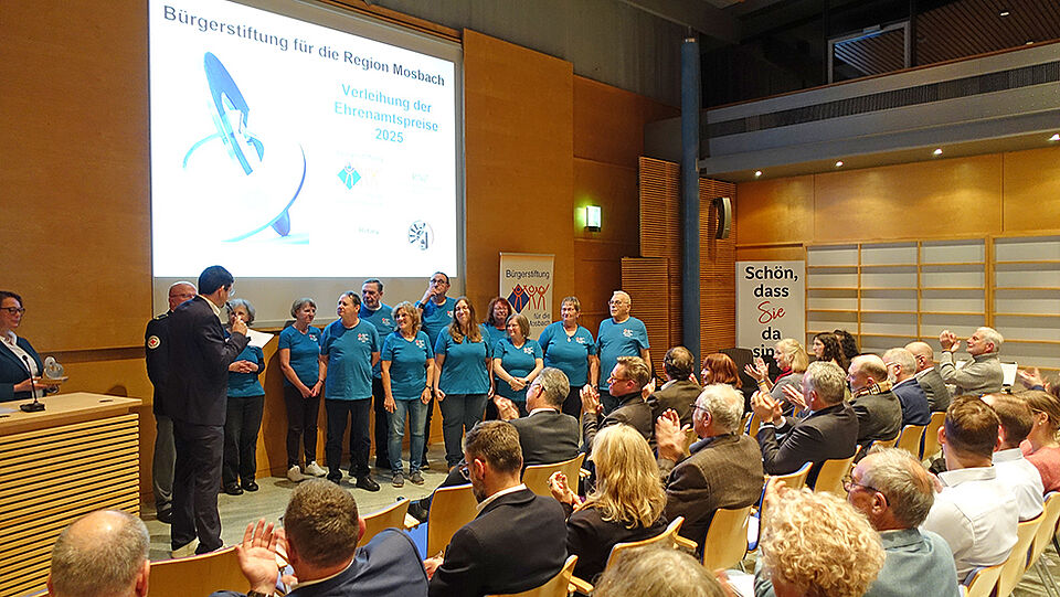 ehrenamtspreis4_hp.jpg Moderator Alexander Straus im Gespräch mit den Preisträgern des Ortsvereins Billigheim. (Bild: Braun)