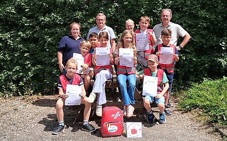 Schüler mit Urkunden, Lehrkräfte