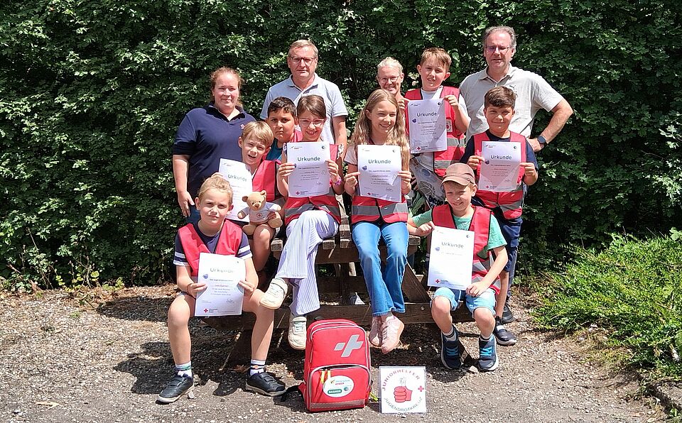 20260722_141614.jpg Schüler mit Urkunden, Lehrkräfte
