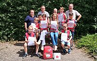 Schüler mit Urkunden, Lehrkräfte