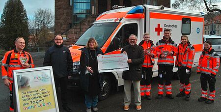 Felizitas Zürn, Vorsitzende des Ambulanten Hospizdienstes Neckar-Odenwald-Kreis, eine Spende des DRK Mosbach, überreicht von Präsident Gerhard Lauth, in Höhe von 1500 Euro