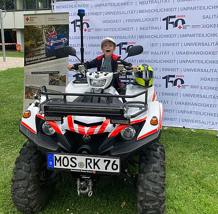 Kind auf einem Quad des DRK