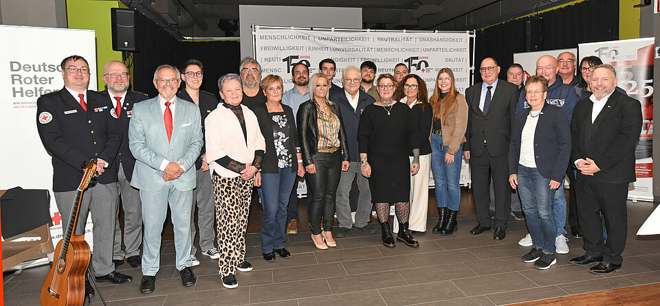 Geehrte Personen vor mehreren DRK-Transparenten