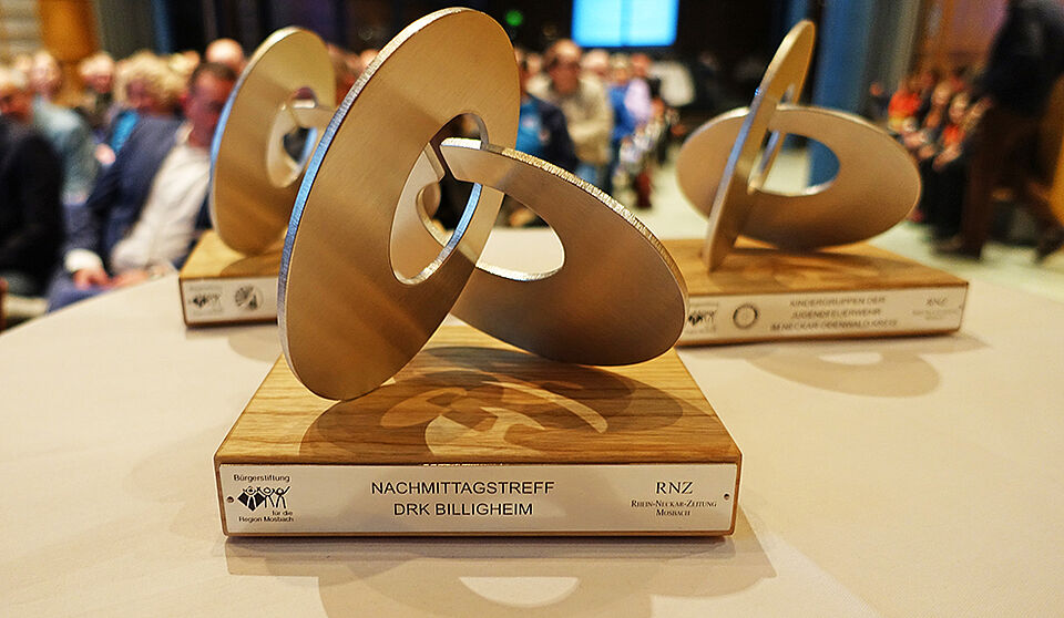 ehrenamtpreis2_hp Die Stele, die die Preisträger des Ehrenamtspreises erhalten