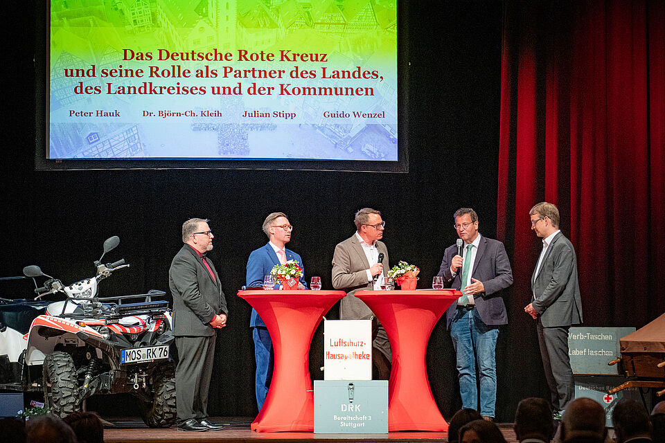 Gesprächsteilnehmer auf der Bühne der Alten Mälzerei an Stehtischen.