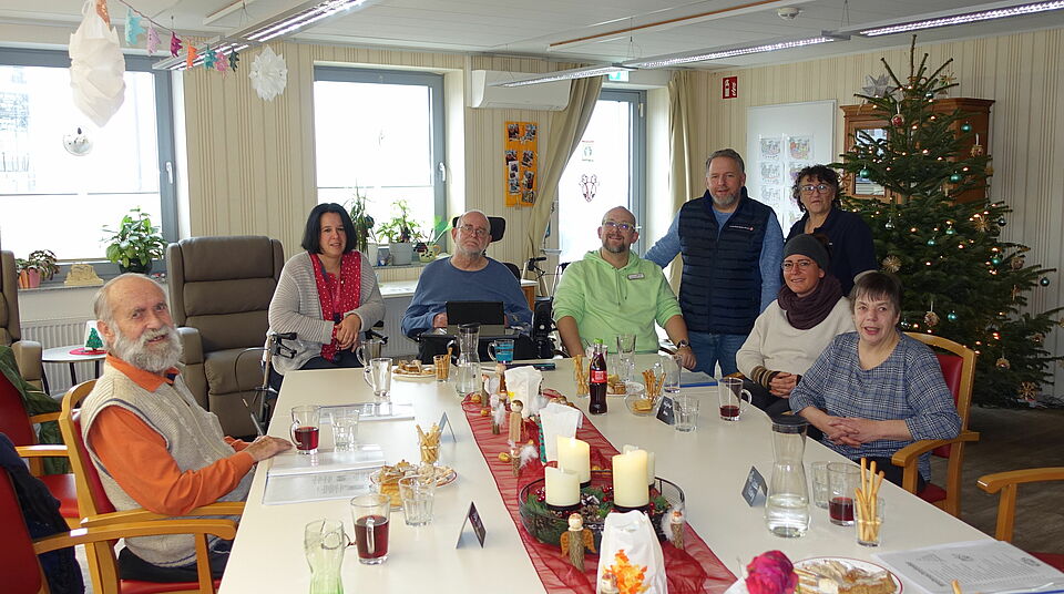 Menschen an einem gedeckten Tisch