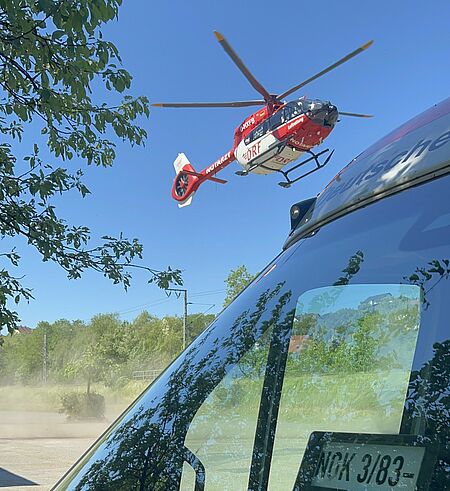 Rettungsfahrzeug und Hubschrauber