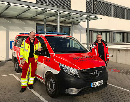 Der Leiter der Notarztstandorte der Neckar-Odenwald-Kliniken, PD Dr. Harald Genzwürker (l.), sowie Rettungswachenleiter Dieter Slabschi (r.), freuen sich über das neue Einsatzfahrzeug und die neuen Räumlichkeiten. 