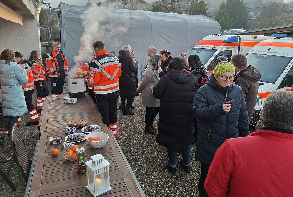 20251218_083633.jpg Personen an der Rettungswache, Punsch