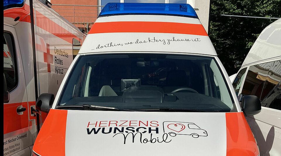 IMG_2272.jpg Fahrzeug mit Beschriftung "Herzenswunschmobil"
