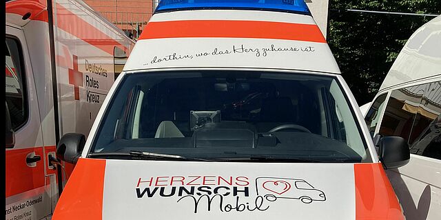 Fahrzeug mit Beschriftung "Herzenswunschmobil"