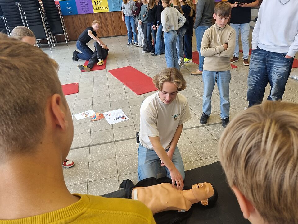 Kinder üben Wiederbelebung