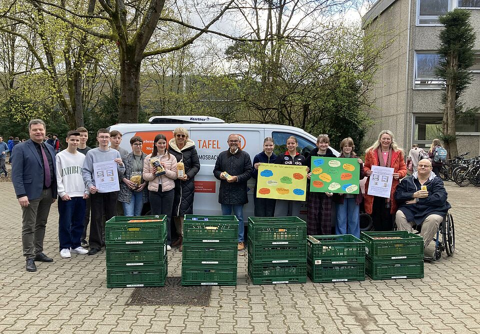 nkg_tafelspende1_2026.jpg Spendenkisten, Personen, Tafelfahrzeug