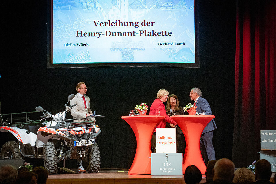 Die Vizepräsidentin des Deutschen Roten Kreuzes, Ulrike Würth, übergibt die Henry-Dunant-Plakette an Mosbachs DRK-Präsident Gerhard Lauth. Mit im Bild links Marc Groß, in der Mitte Angelika Schork.(Bild: Annalena Schibor)