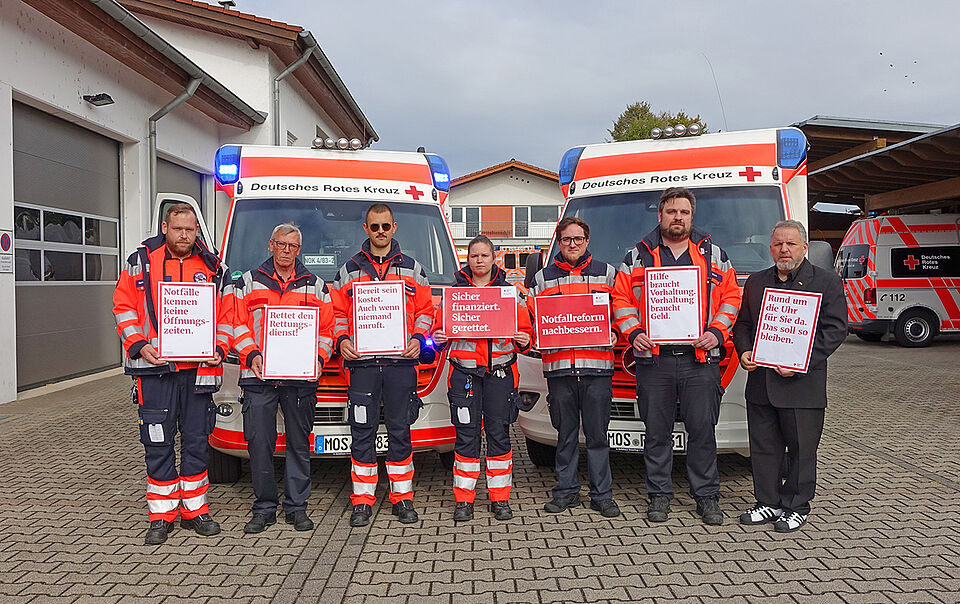 Aktionstag_RD2_hp.jpg Personen, Plakate, Rettungsfahrzeuge