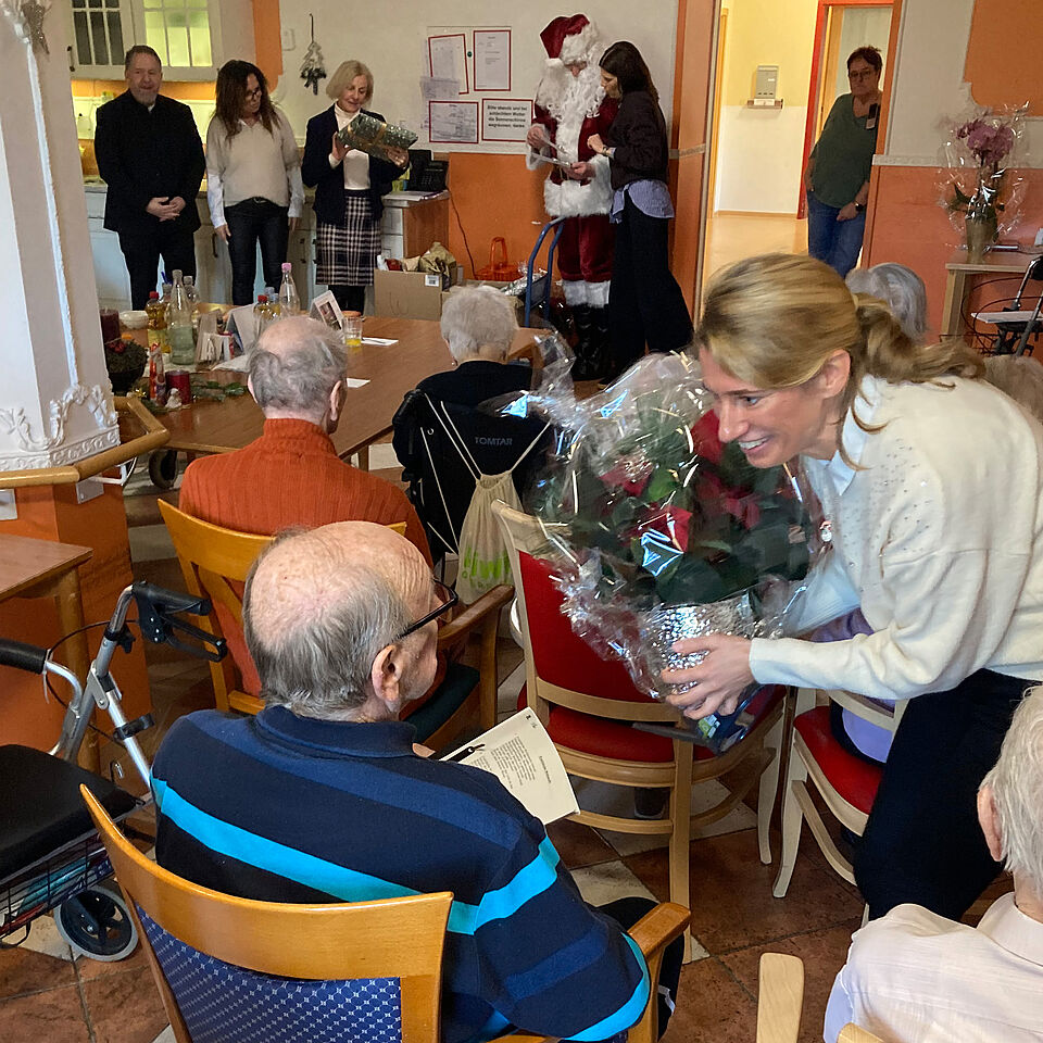 mpdv5.jpg Personen im Seniorenwohnheim, Präsentübergabe