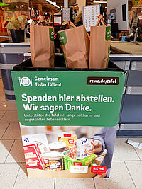 Bei REWE und Nahkauf können Kunden für 5 Euro fertige Spendentüten für die Tafel kaufen