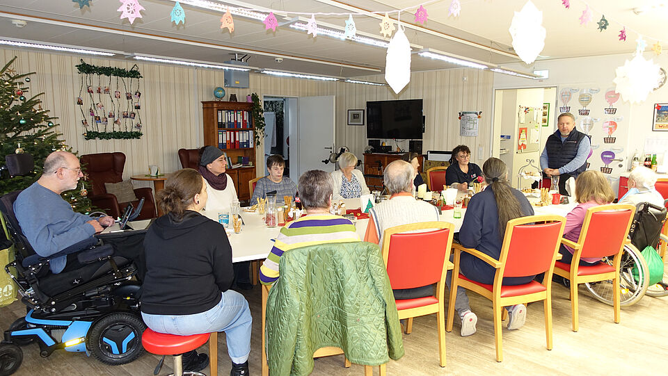 Menschen am gedeckten Tisch