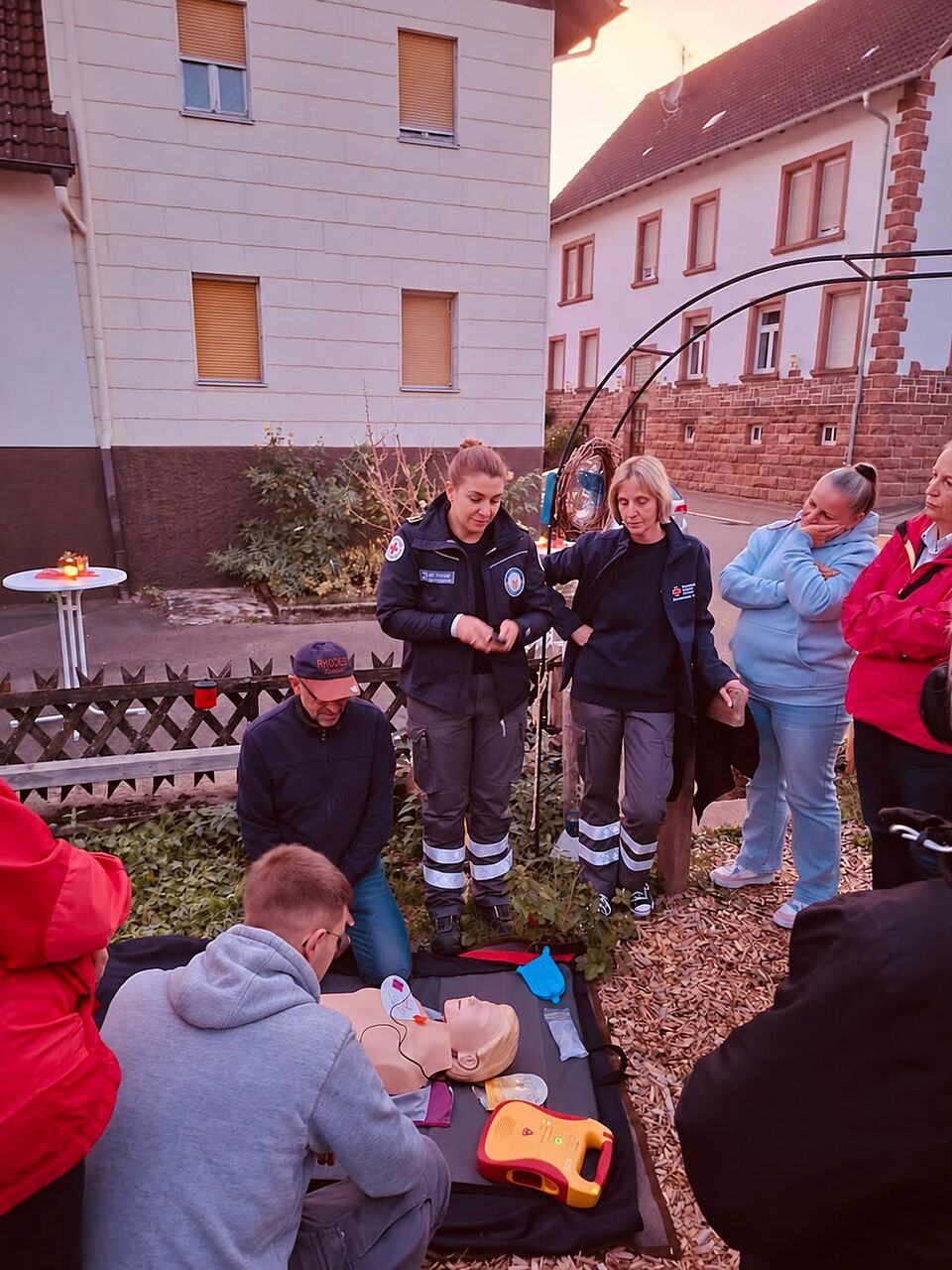 144047.jpg Gebäude, Platz, Personen, Wiederbelebungspuppe