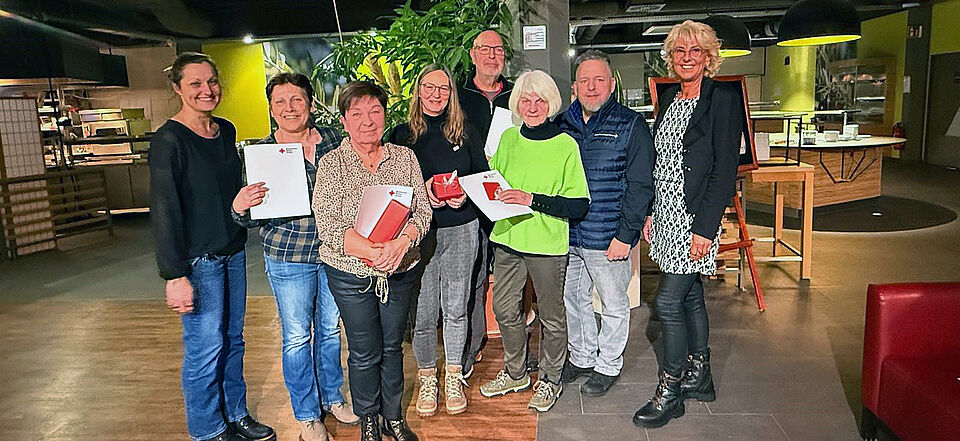 Personen mit Urkunden und Geschenken