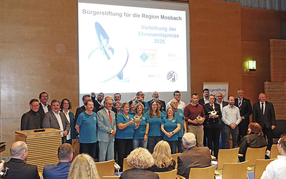 ehrenamtspreis6_hp.jpg Gruppenbild aller Geehrten und der Organisatoren