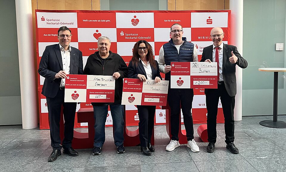 Sersonen mit Spendenschecks