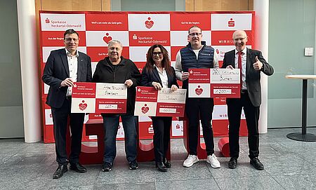 Sersonen mit Spendenschecks