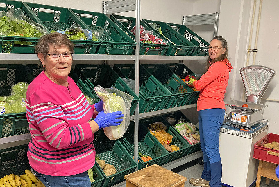 DRK_tag_des_Ehrenamts_2025_hp.jpg Zwei Frauen vor Regal im Tafelladen