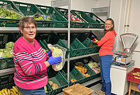 Zwei Frauen vor Regal im Tafelladen